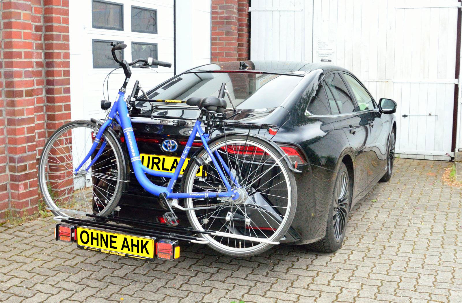 Hecktrger Toyota Mirai II - Paulchen Mittellader - Fahrradtrger ohne Kupplung an der Heckklappe montiert