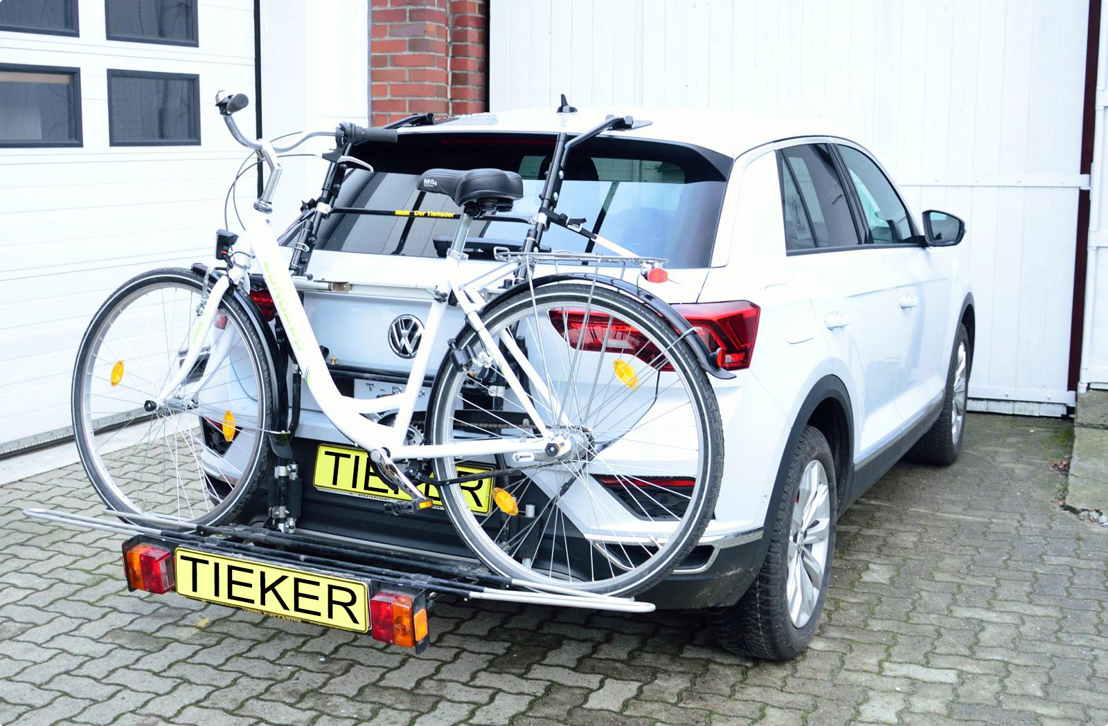 Fahrradhecktrger VW T-Roc A1 - Tieflader inkl. Zusatzbeleuchtung - ohne Kupplung an der Heckklappe montiert - sicherer Heckklappenfahrradtrger