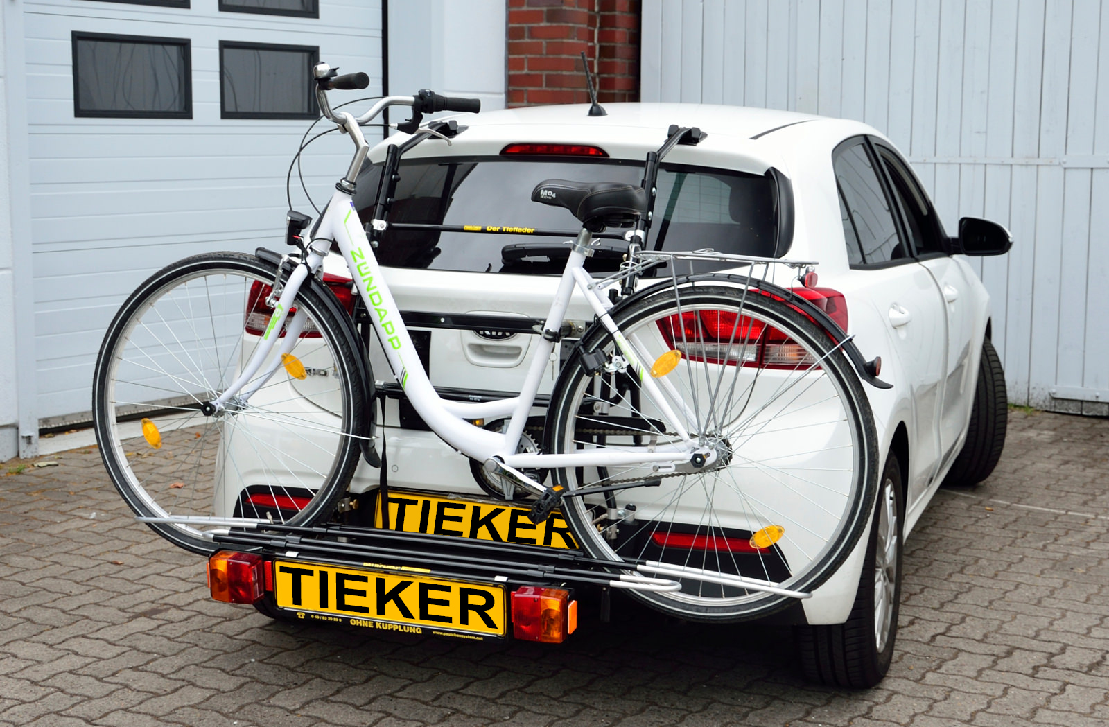 Fahrradtrger Dacia Duster II - Tieflader inkl. Zusatzbeleuchtung - ohne Kupplung an der Heckklappe montiert